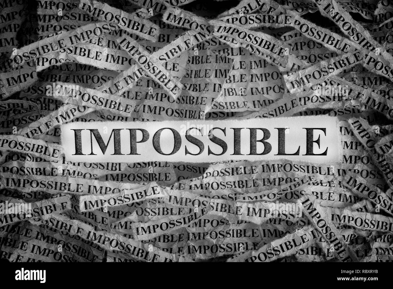 Impossible. Morceaux de papier avec les mots impossibles. Notion de droit. Noir et blanc. Close up. Banque D'Images
