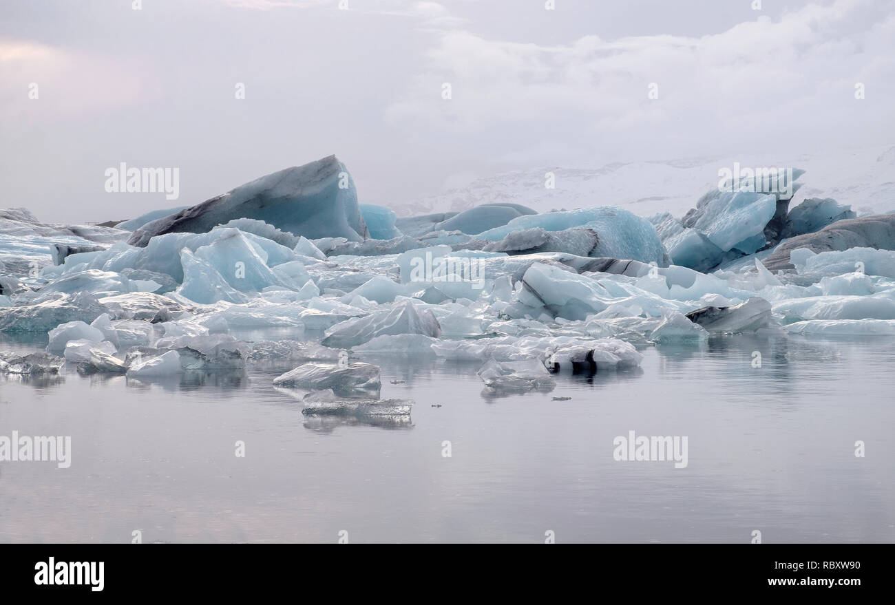 Les blocs de glace en eau calme dans le lac Jokulsarlon, Islande Banque D'Images