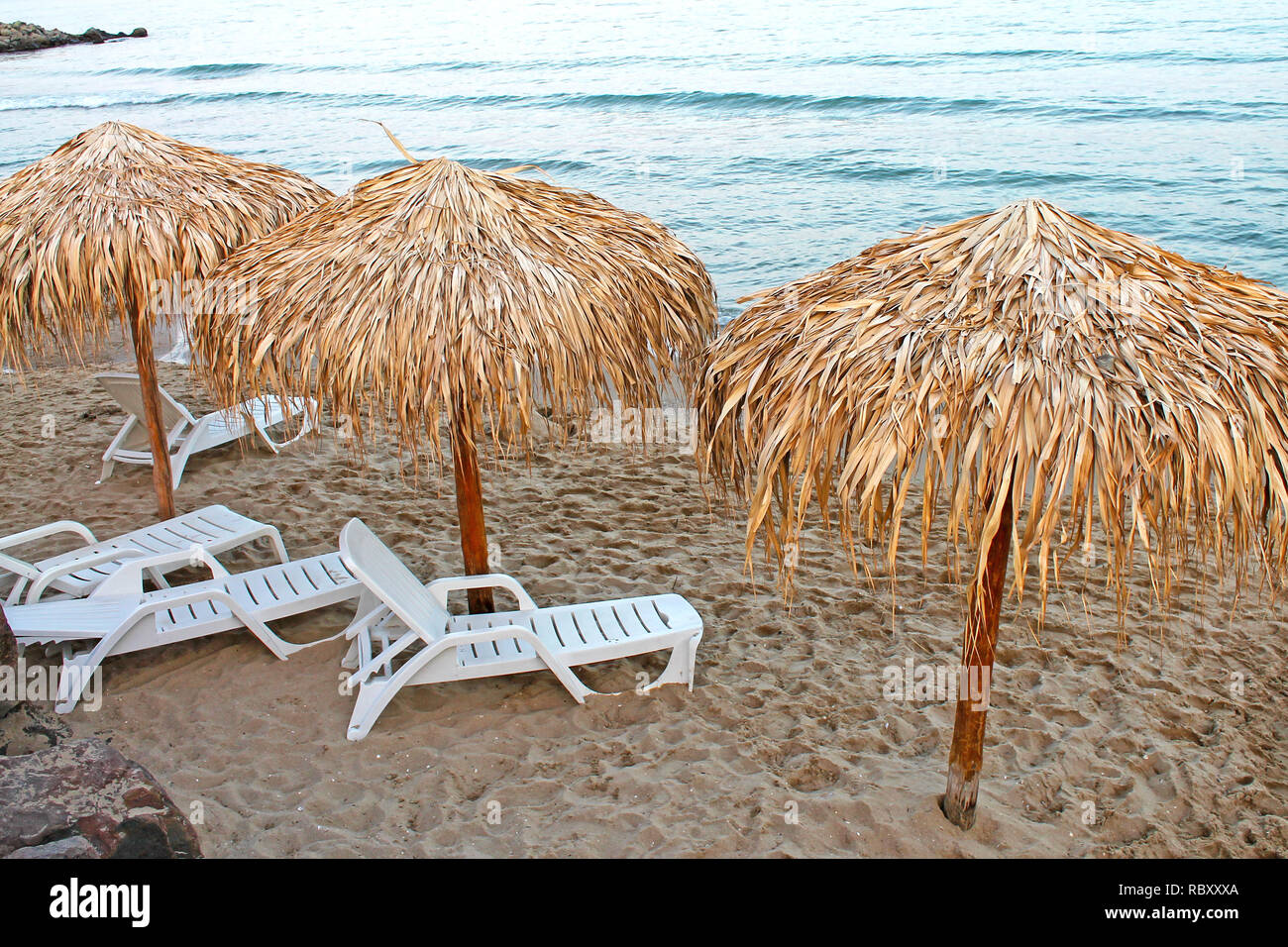 Vue sur la plage en Bulgarie avec des parasols de paille et de salons. Banque D'Images
