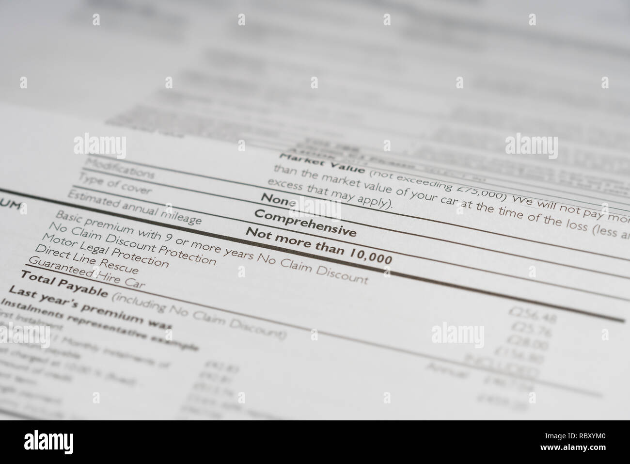 Renouvellement d'assurance automobile britannique annuel demande ligne directe, sauf libellé touche floue détails Banque D'Images
