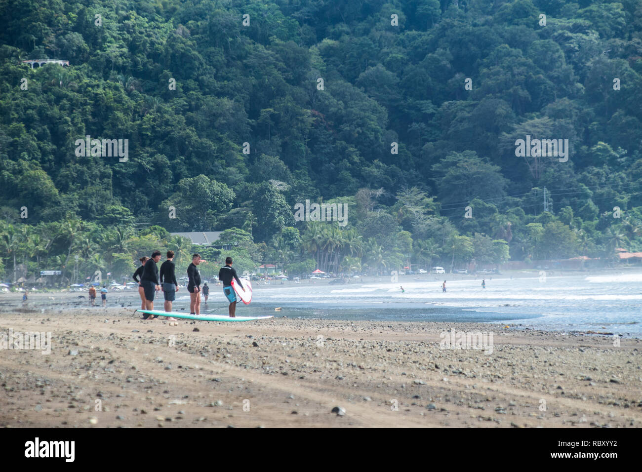 Un groupe de personnes qui se préparent pour une session de surf sur la magnifique plage de Jaco, Costa Rica Banque D'Images