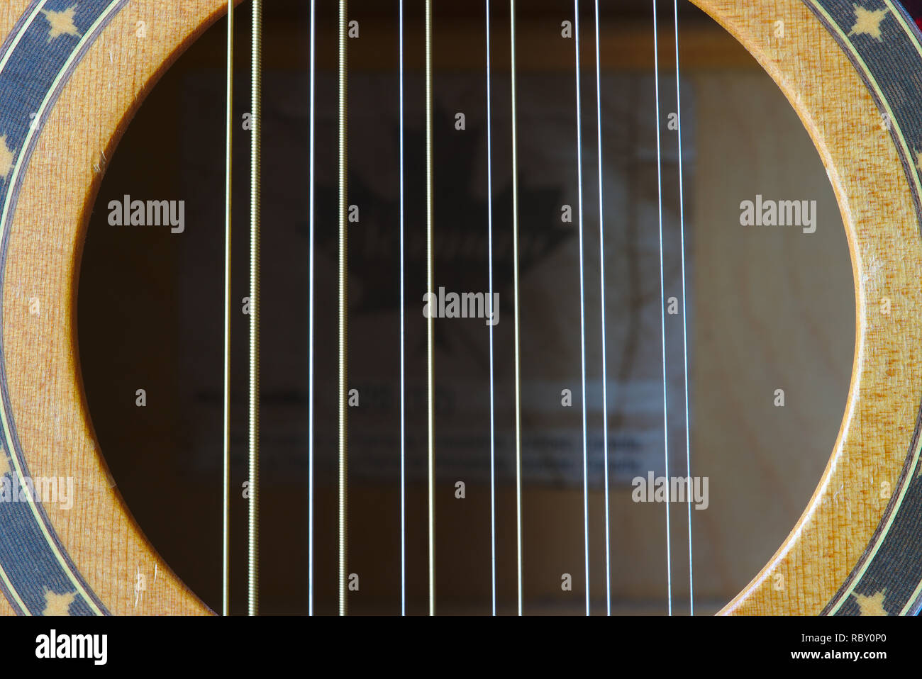 12 cordes guitare électro-acoustique, rosette détail, violon Photo Stock -  Alamy