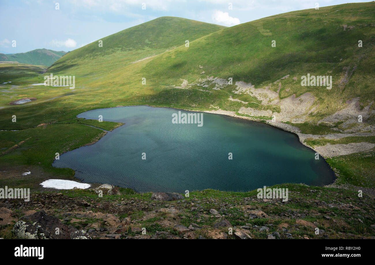 Lac de montagne comme le coeur. Lac en forme de coeur. Beau lac en forme de cœur à la montagne. Quand la nature est romantique. Amazing place dans le monde de la beauté. Banque D'Images