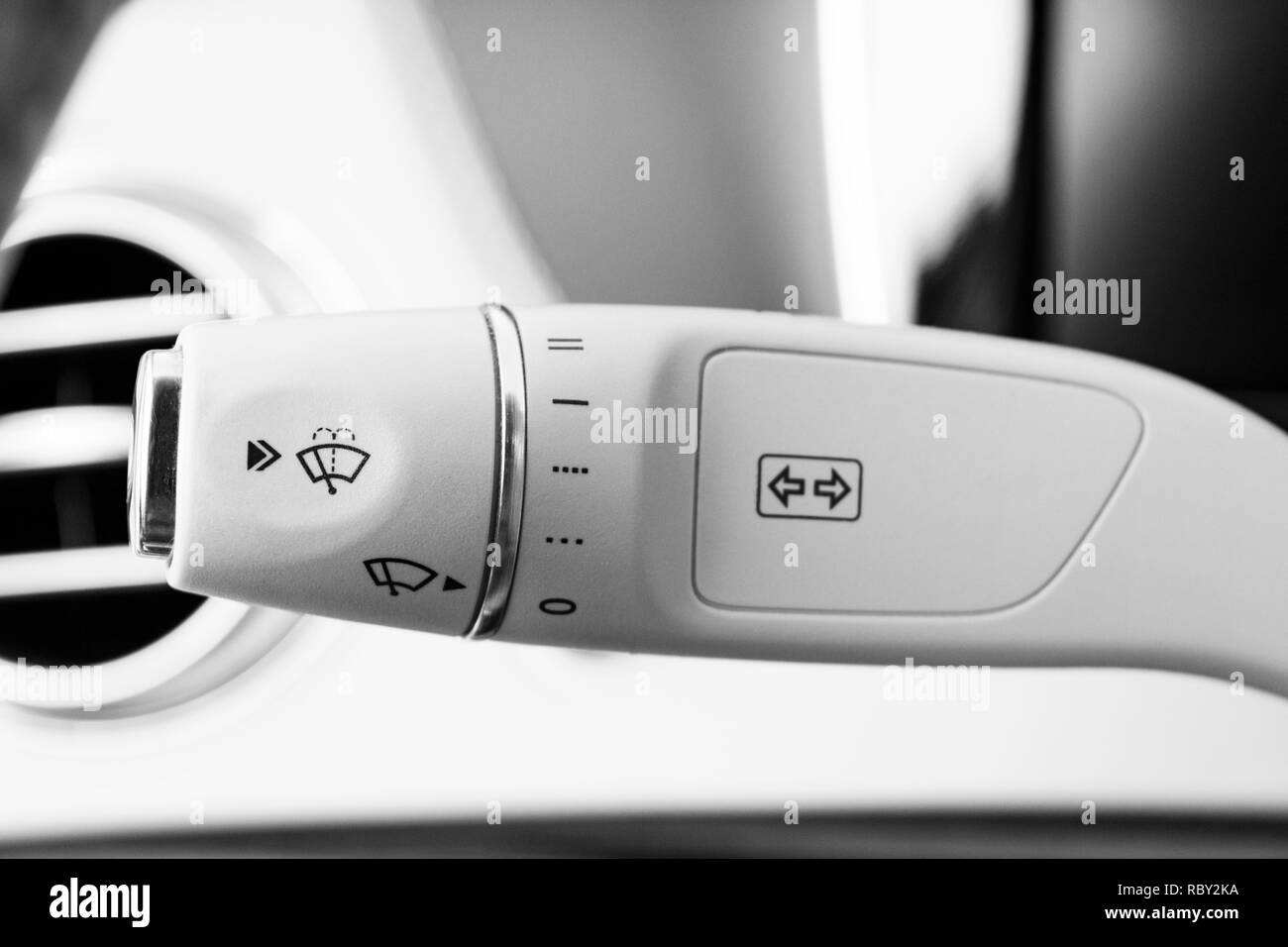 Commande interrupteur essuie-glace. Voiture moderne en cuir blanc intérieur détail. Réglage de la vitesse des essuie-glaces écran dans voiture. Basculer l'interrupteur d'essuie-glace. Pièce d'automobile concept Banque D'Images