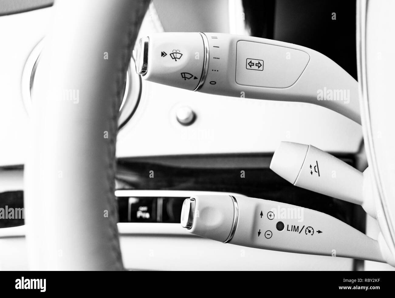 Commande interrupteur essuie-glace. Voiture moderne en cuir blanc intérieur détail. Boutons de contrôle de croisière sur les voitures modernes et la limitation de vitesse. Esthétique auto. Black et w Banque D'Images