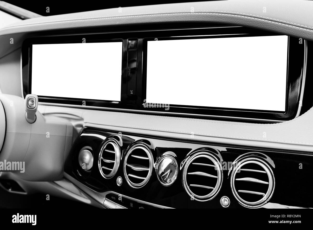 Affichage du système d'écran blanc pour la navigation GPS et multimédia tels que la technologie de l'automobile en voiture. copie blanche de l'espace écran tactile. Tableau de bord de voiture moderne Banque D'Images