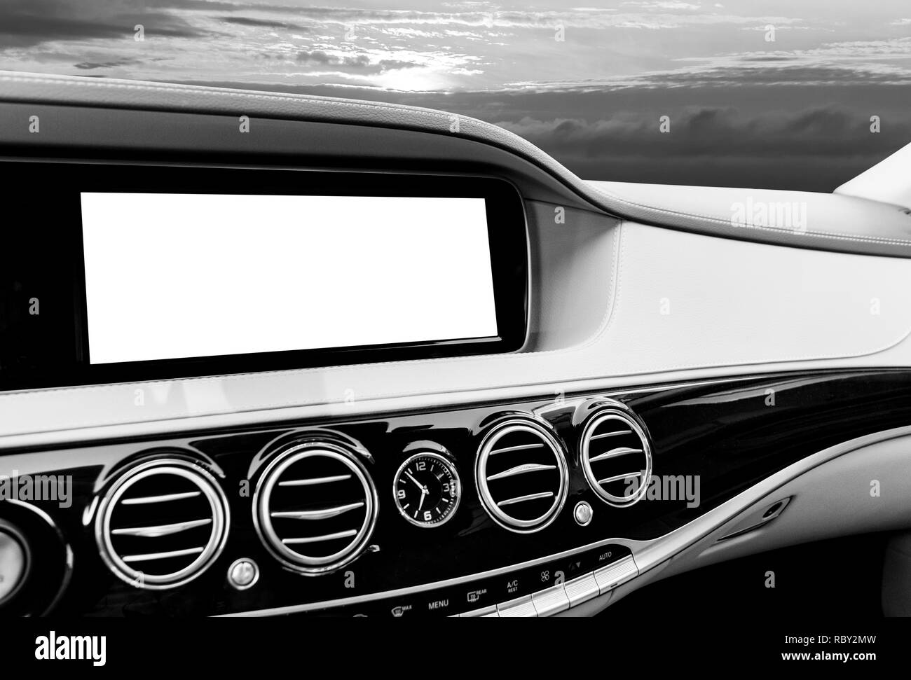 Affichage du système d'écran blanc pour la navigation GPS et la technologie multimédia en voiture. L'espace blanc de l'écran tactile. Tableau de bord de voiture de l'espace vide pour le texte. Banque D'Images