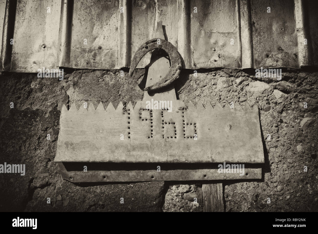 Old rusty fers accroché au mur de pierre de ferme. Vieux métal à cheval sur la texture de la pierre. Symbole de la chance. L'Arménie Banque D'Images