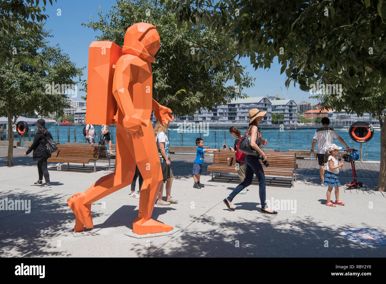 Dans le cadre du Festival de Sydney 2019 et pour commémorer le 50e anniversaire de l'atterrissage d'Apollo 11, les astronautes de taille moyenne ont comparu à Barangaroo Banque D'Images