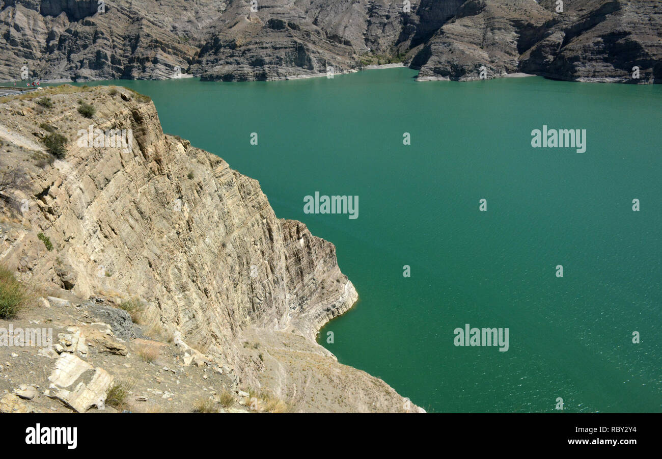 Le lac de Tortum, beau paysage. Tortum lac formé sur l'eau. Tortum Lac Paradis avec de l'eau d'azur Banque D'Images