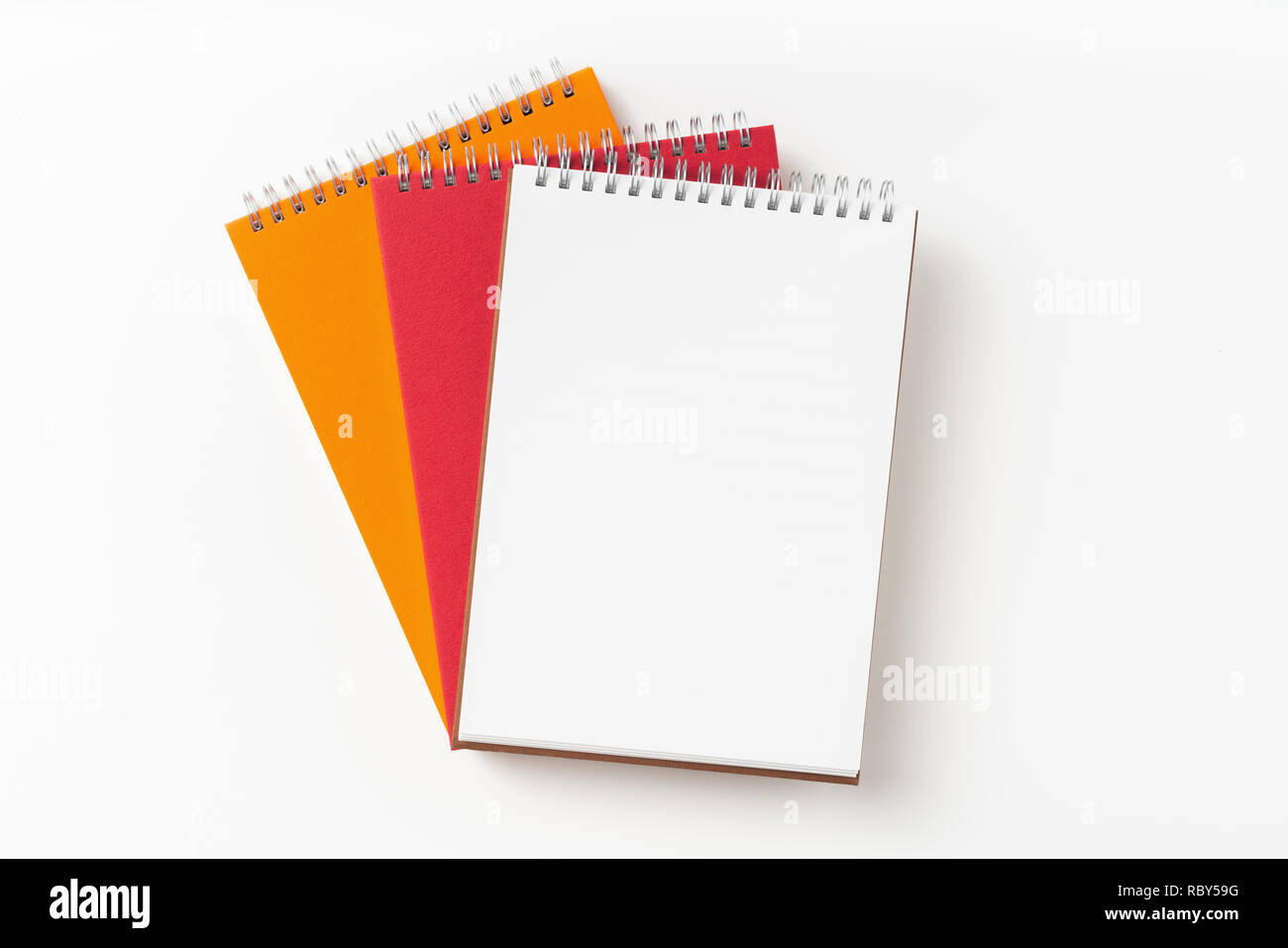 Concept design - Vue de dessus 3 carnet à spirales, page blanc isolé sur fond de immersive Banque D'Images