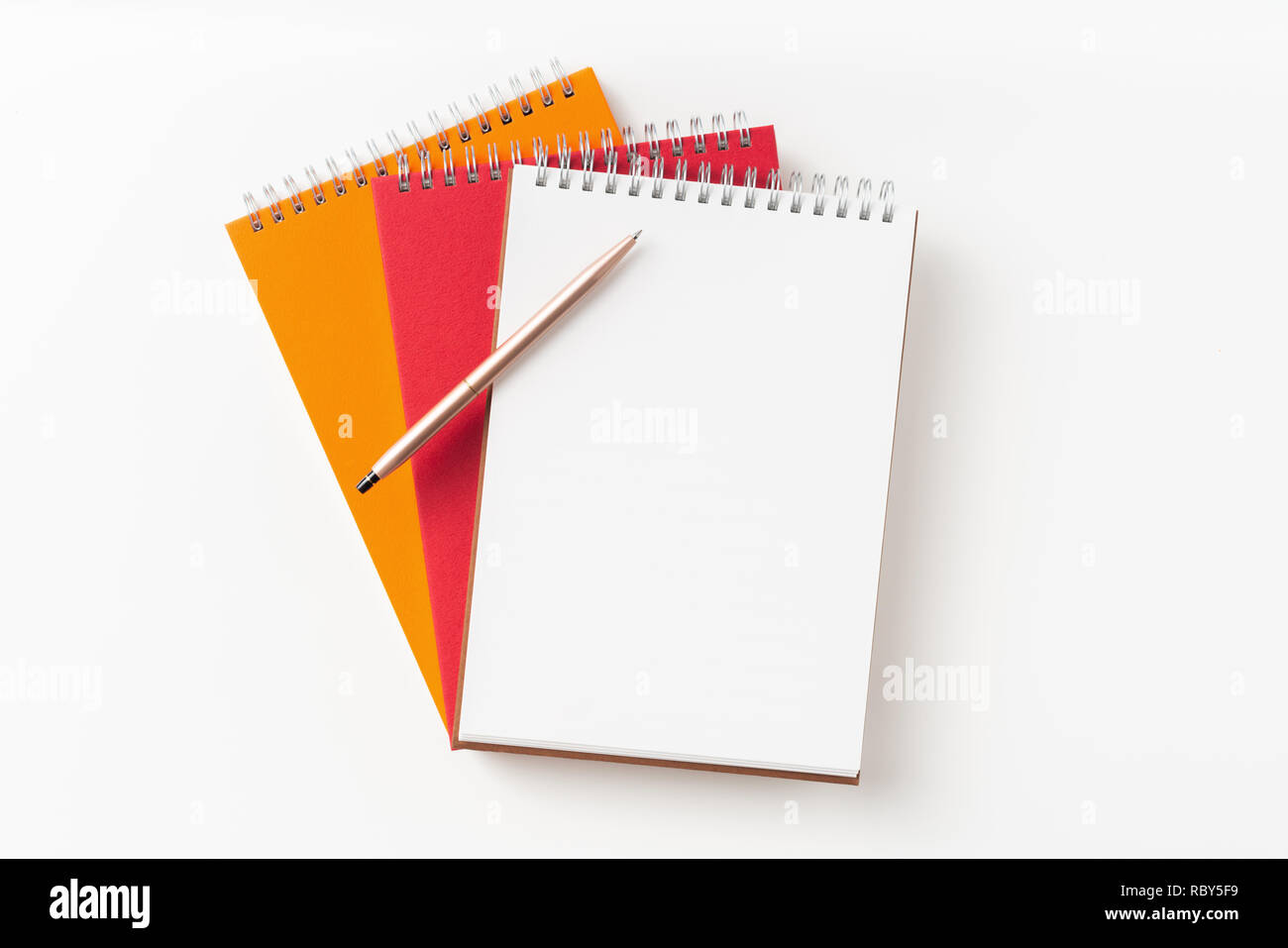 Concept design - Vue de dessus 3 carnet à spirales, Page blanche et le crayon isolé sur maquette pour l'arrière-plan Banque D'Images