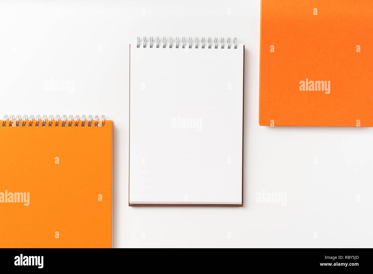 Concept design - Vue de dessus 3 carnet à spirales, page blanc isolé sur fond de immersive Banque D'Images