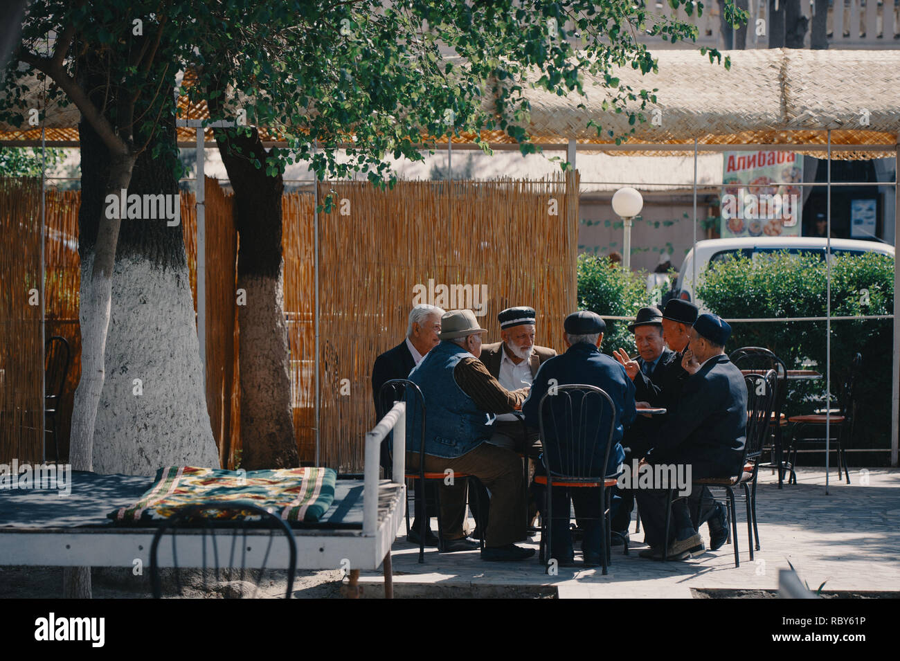 Peuple ouzbek sur les petites rues de la vieille ville de Boukhara, Ouzbékistan. Banque D'Images