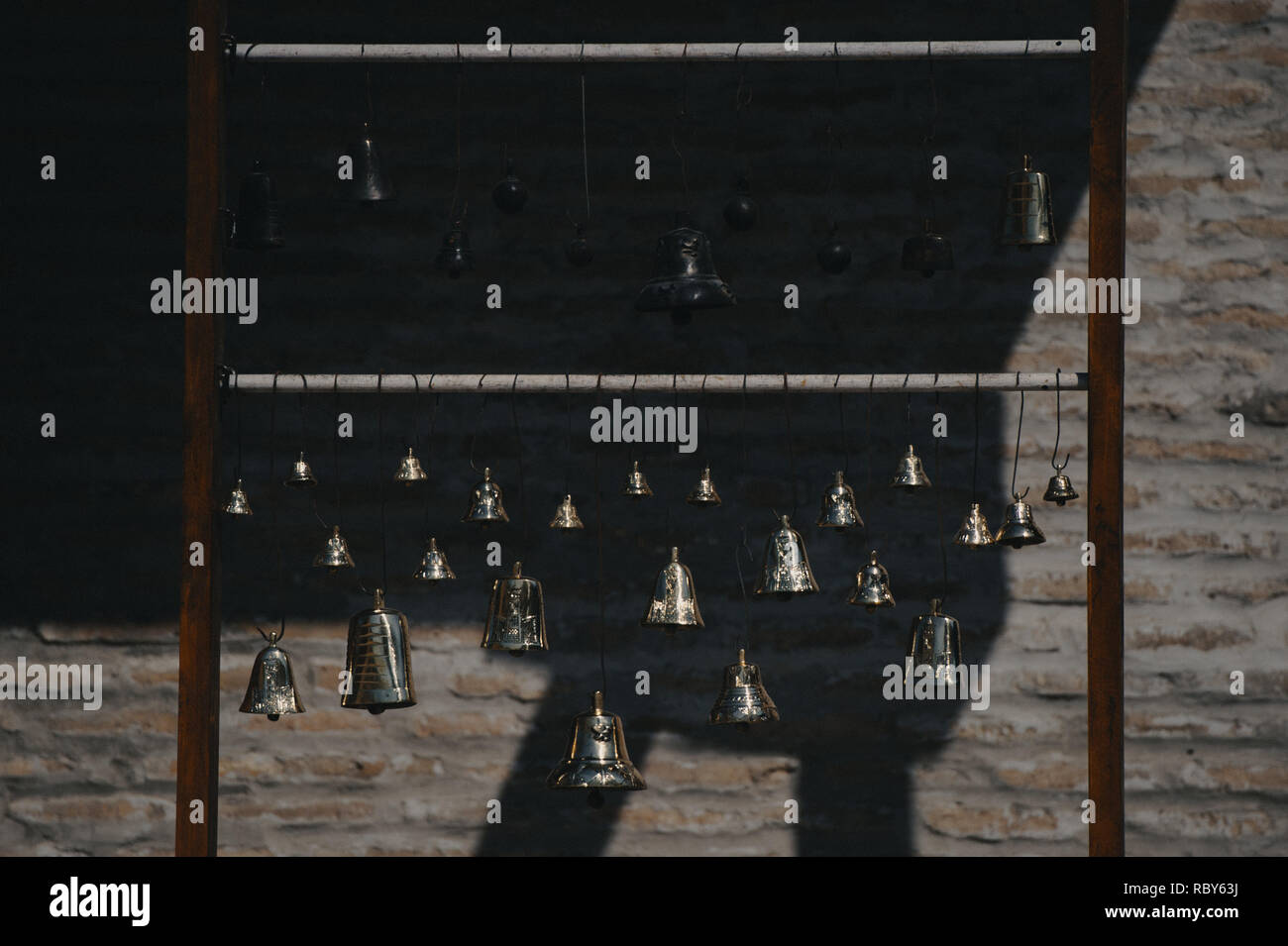 Cloches fait main à la vente à un atelier d'artisans à Boukhara, Ouzbékistan. Banque D'Images