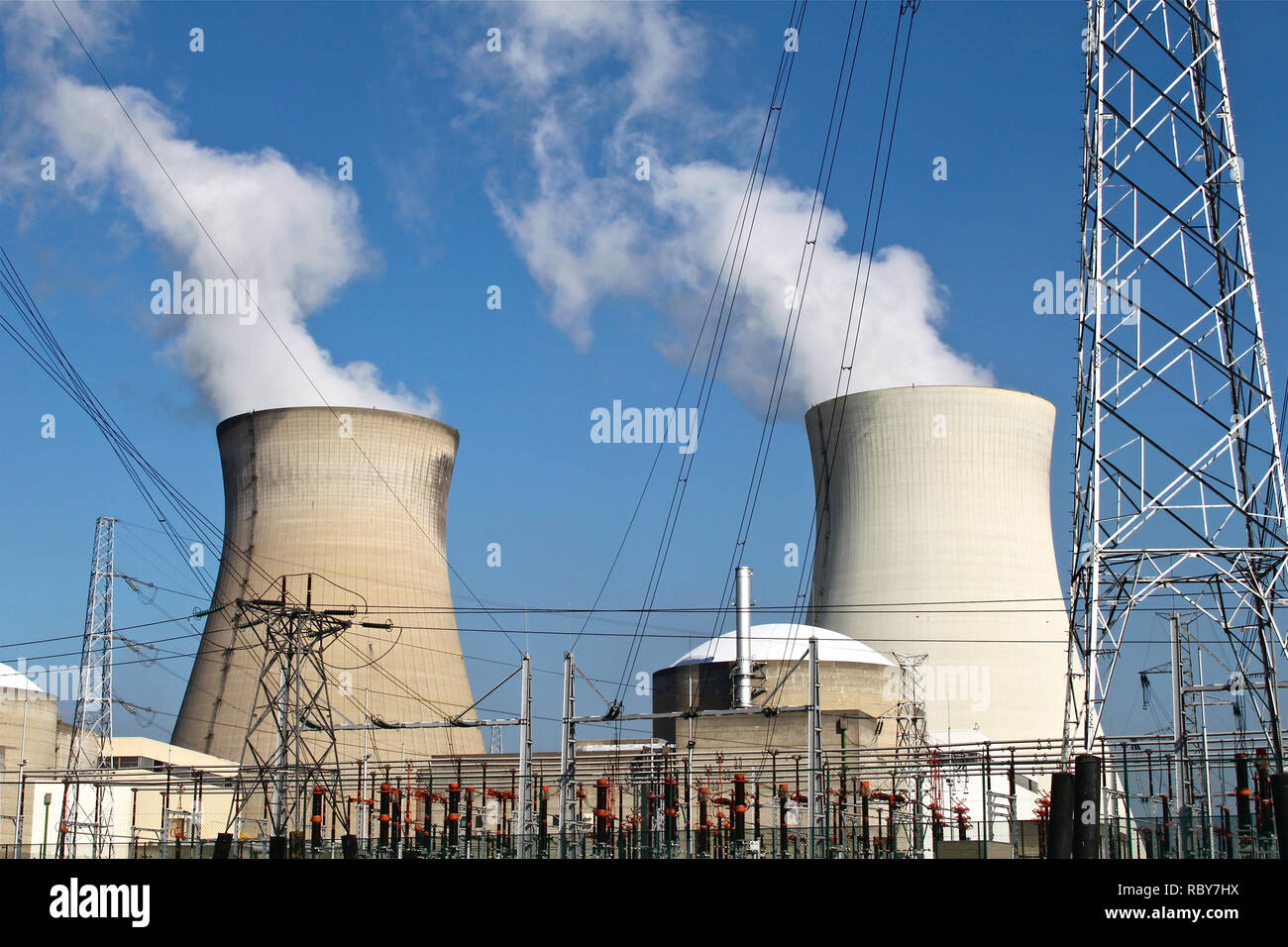 Une grande centrale électrique nucléaire près d'une rivière en Belgique. Banque D'Images