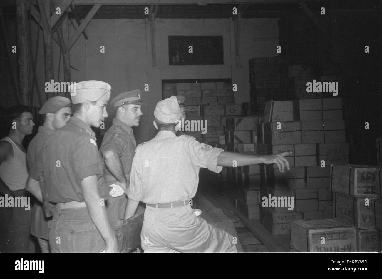 Adjudant-generaal kolonel C.H.J.F. inspecteert van Houten het pakhuis, Bestanddeelnr 80-11-1. Banque D'Images