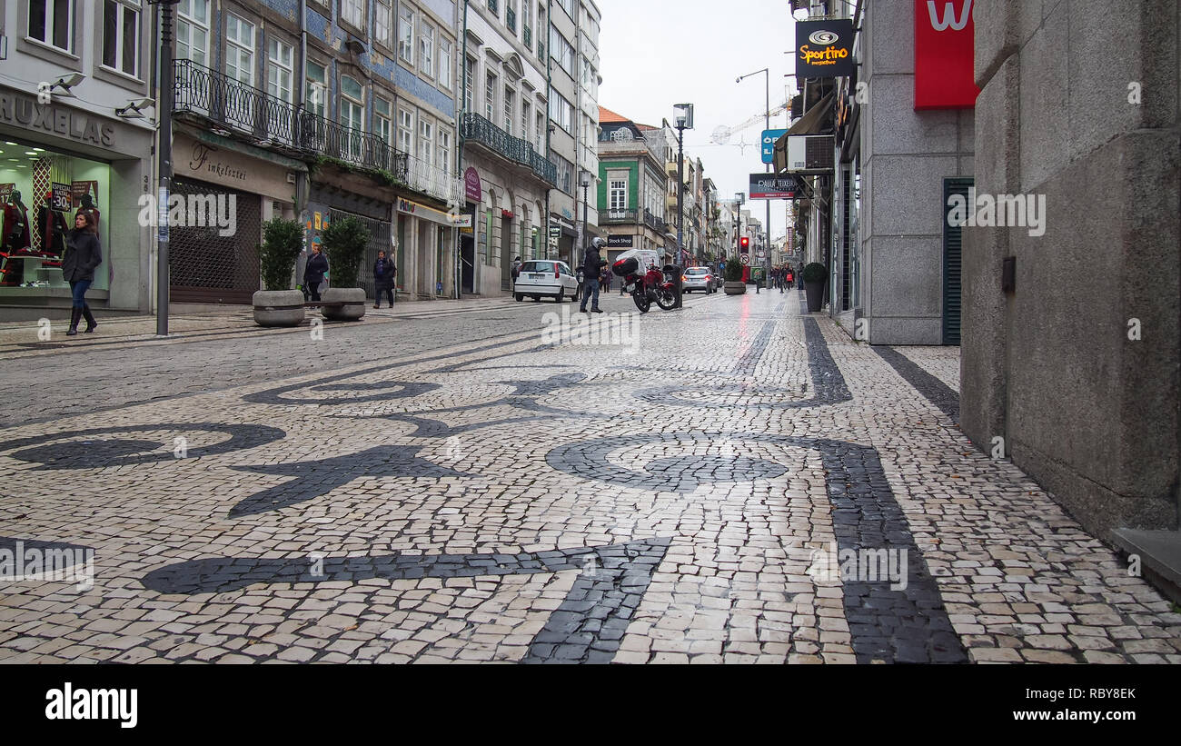 PORTO, PORTUGAL-Décembre 16, 2016 : Rue de la ville en hiver jour nuageux, le pavage d'origine Porto Banque D'Images