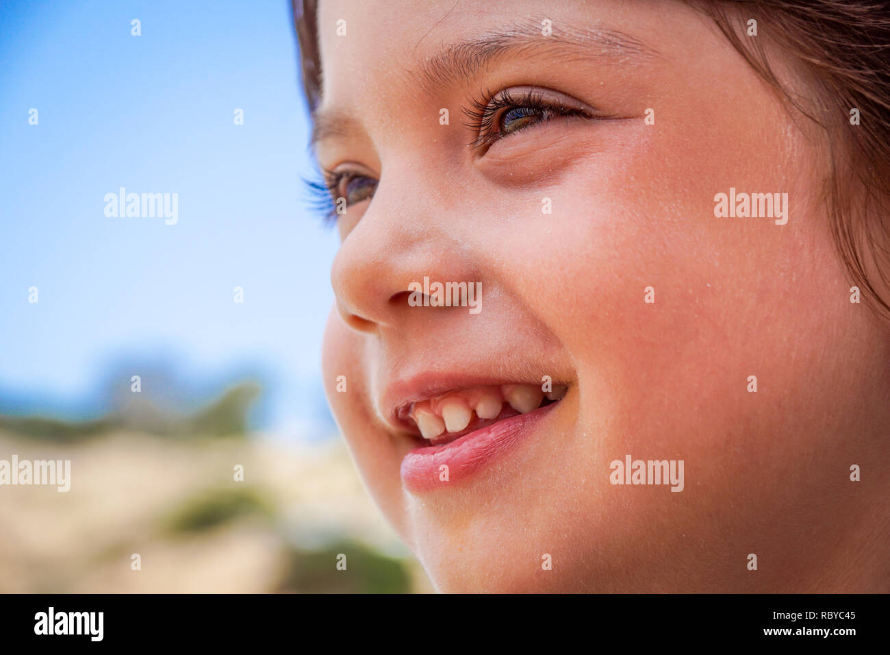 Portrait of smiling adorable petite fille enfant extérieur en été 24 Banque D'Images