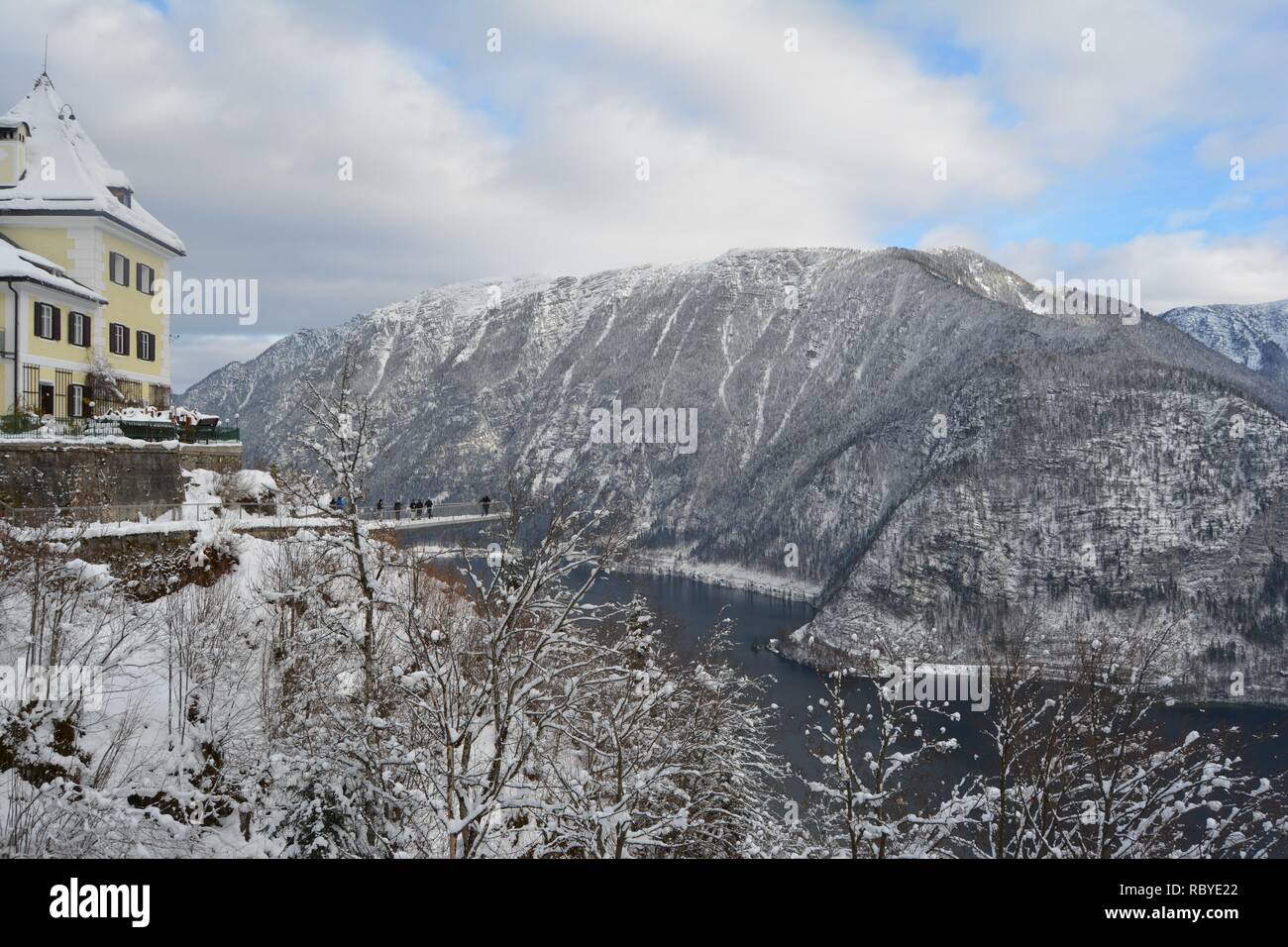 Hallstatt sky walk. Superbe vue depuis le haut du lac et montagnes enneigées. Banque D'Images