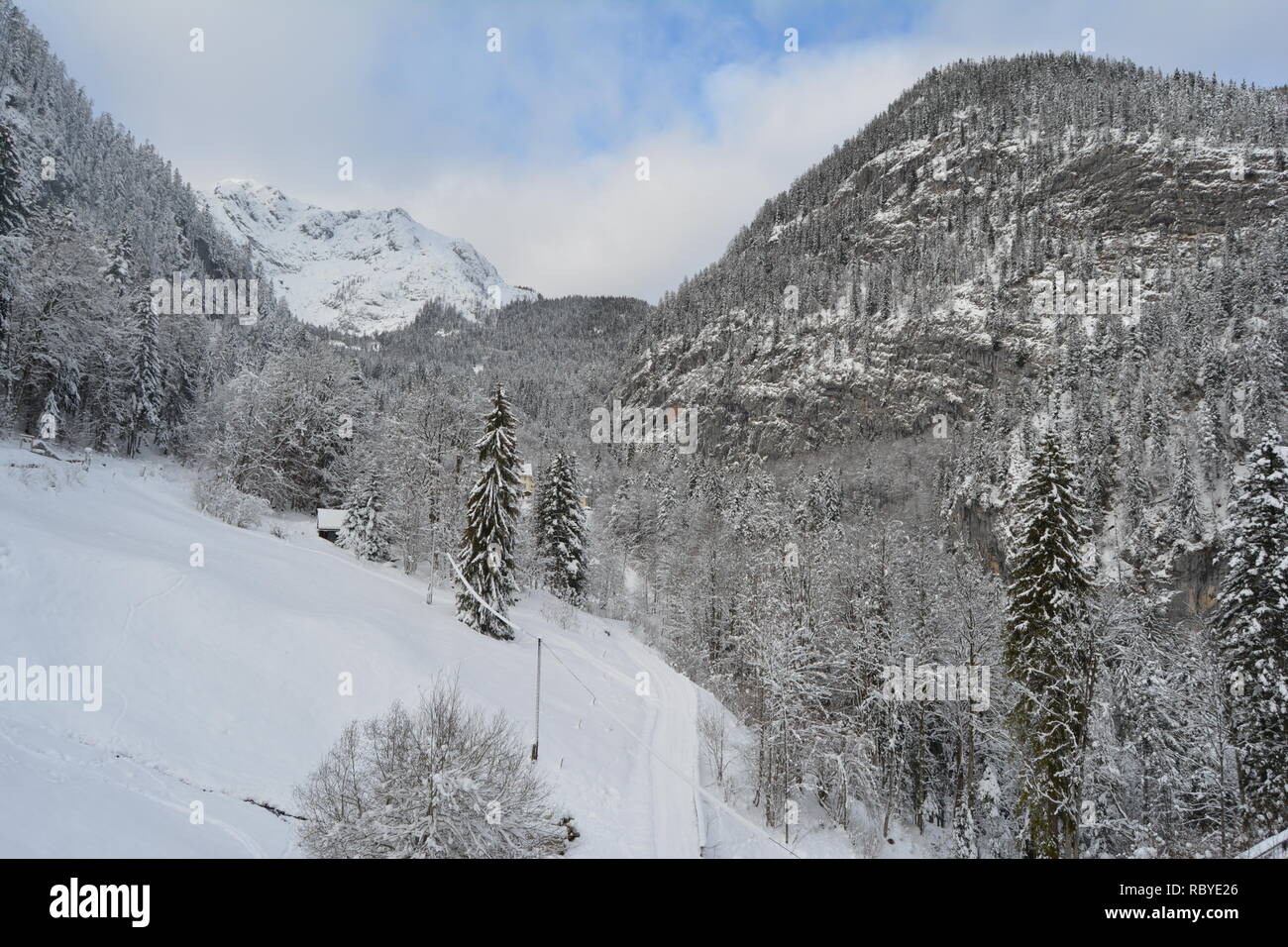 Hallstatt, Autriche en hiver entre les montagnes enneigées du Hallstatt. Vue d'en haut. Banque D'Images