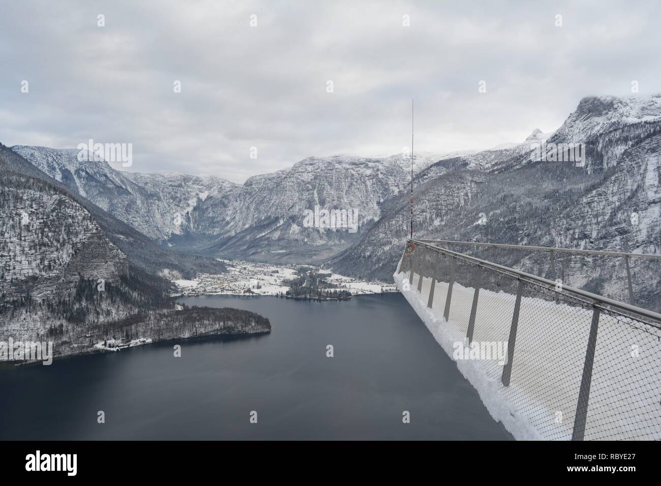 Hallstatt sky walk. Superbe vue depuis le haut du lac et montagnes enneigées. Banque D'Images