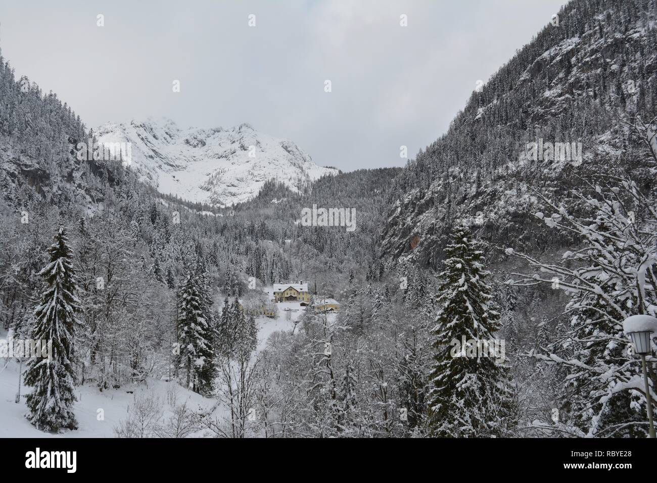 Hallstatt, Autriche en hiver entre les montagnes enneigées du Hallstatt. Vue d'en haut. Banque D'Images