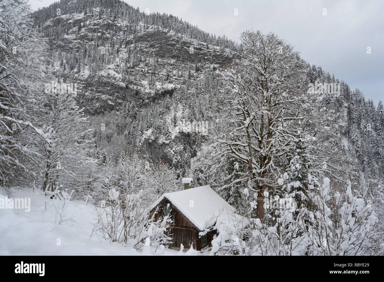 Hallstatt, Autriche en hiver entre les montagnes enneigées du Hallstatt. Vue d'en haut. Banque D'Images