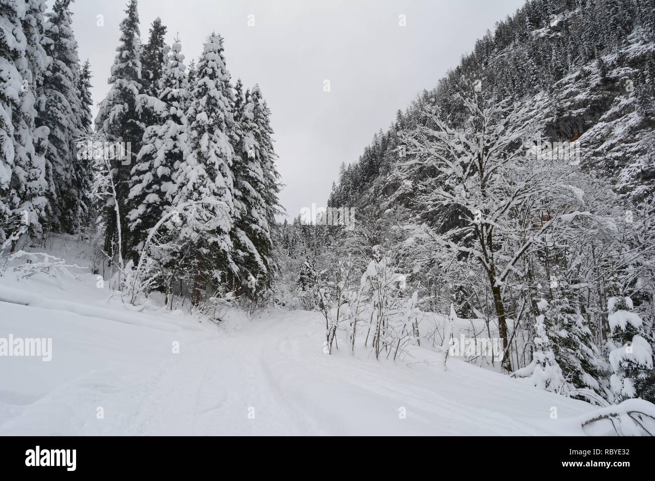 Hallstatt, Autriche en hiver entre les montagnes enneigées du Hallstatt. Vue d'en haut. Banque D'Images