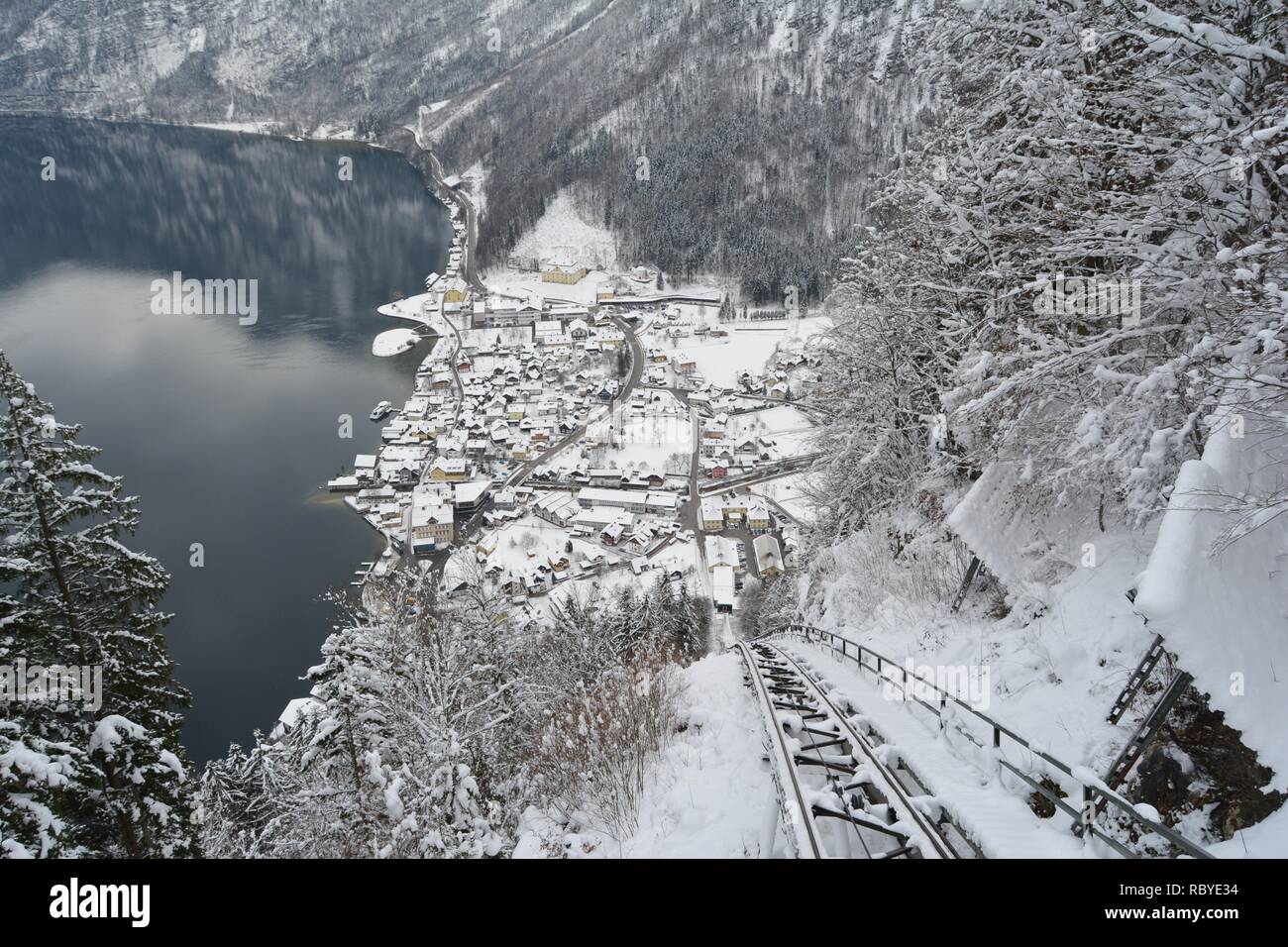 Hallstatt sky walk. Superbe vue depuis le haut du lac et montagnes enneigées. Banque D'Images