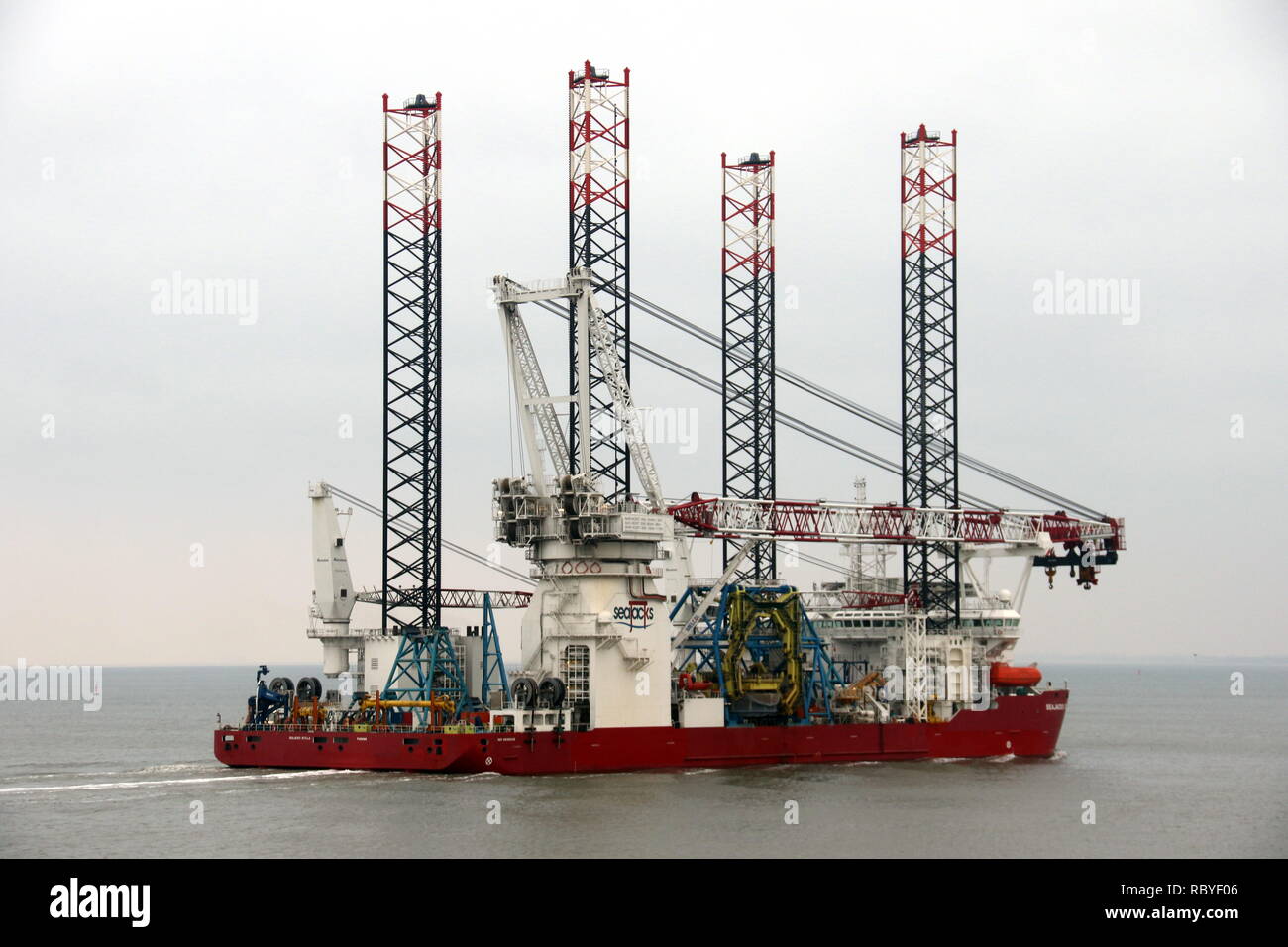 La construction d'éoliennes offshore navire Seajacks Scylla va atteindre le port de Cuxhaven le 29 décembre 2018 Banque D'Images