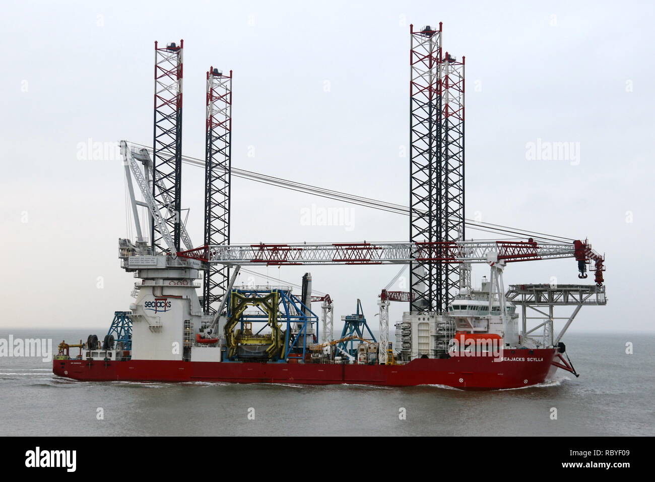 La construction d'éoliennes offshore navire Seajacks Scylla va atteindre le port de Cuxhaven le 29 décembre 2018 Banque D'Images La construction d'éoliennes offshore navire Seajacks Scylla va atteindre le port de Cuxhaven le 29 décembre 2018 Banque D'Images
