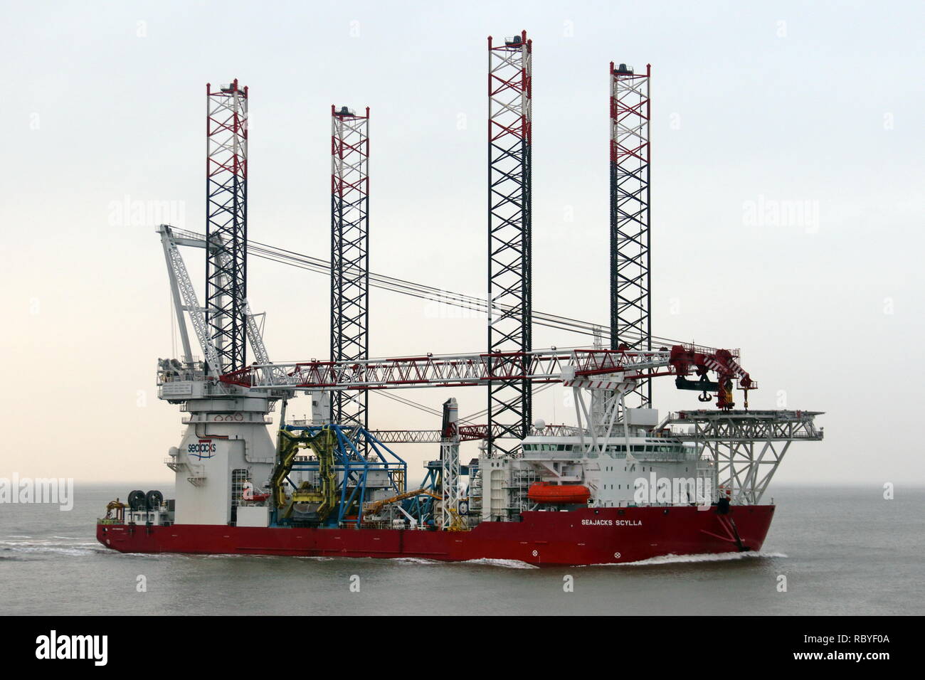 La construction d'éoliennes offshore navire Seajacks Scylla va atteindre le port de Cuxhaven le 29 décembre 2018 Banque D'Images