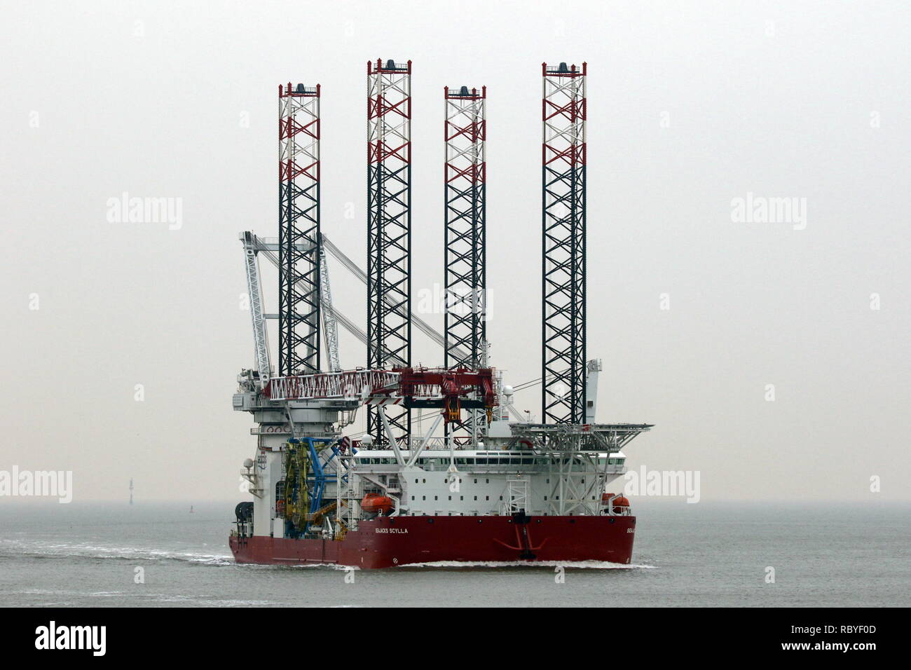 La construction d'éoliennes offshore navire Seajacks Scylla va atteindre le port de Cuxhaven le 29 décembre 2018 Banque D'Images