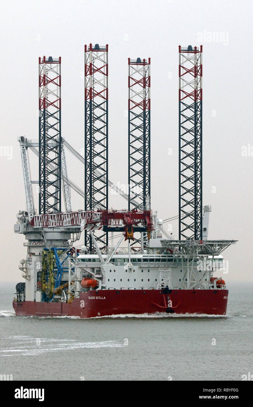 La construction d'éoliennes offshore navire Seajacks Scylla va atteindre le port de Cuxhaven le 29 décembre 2018 Banque D'Images La construction d'éoliennes offshore navire Seajacks Scylla va atteindre le port de Cuxhaven le 29 décembre 2018 Banque D'Images