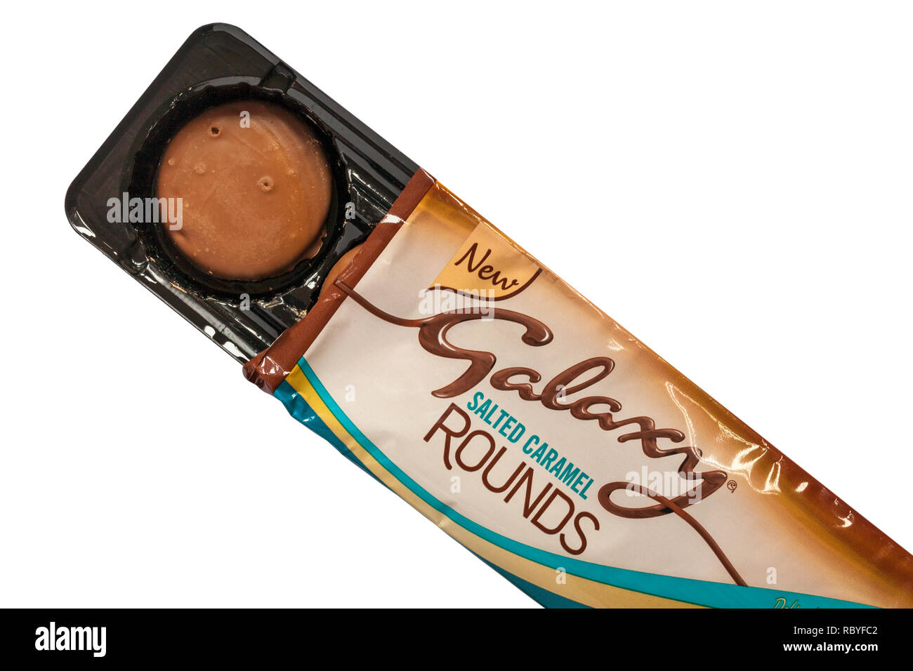 Sachet de nouvelle galaxie rondes caramel salé biscuits ouvert pour afficher contenu situé sur fond blanc - à la recherche vers le bas d'en haut Banque D'Images