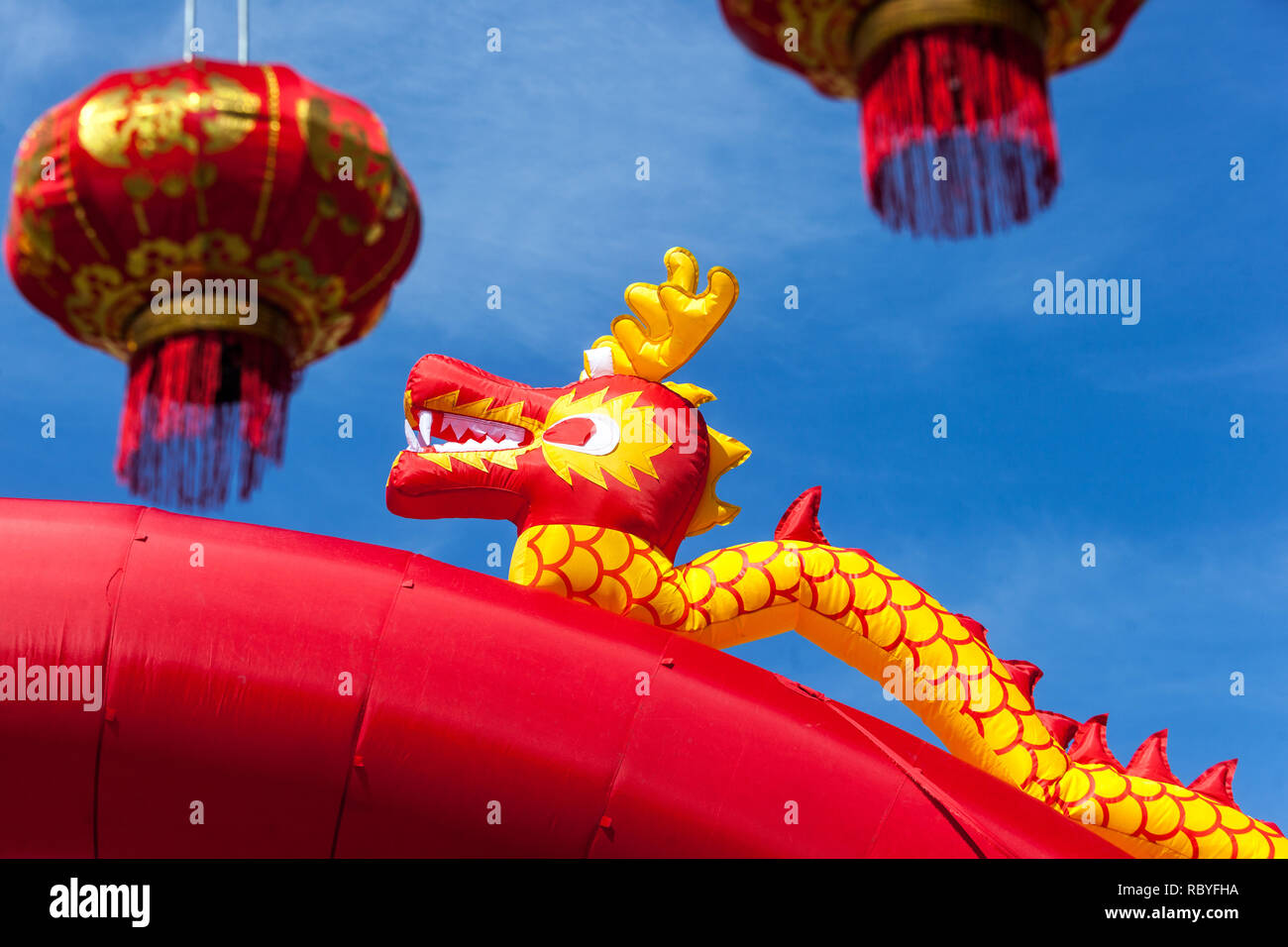 Dragon chinois gonflable et lanternes contre le ciel bleu économie de la Chine Banque D'Images