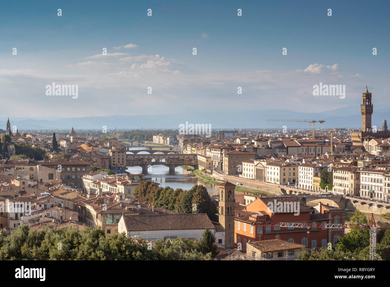 Le Ponte Vecchio et ses environs à partir de la Piazzale Michelangelo Banque D'Images