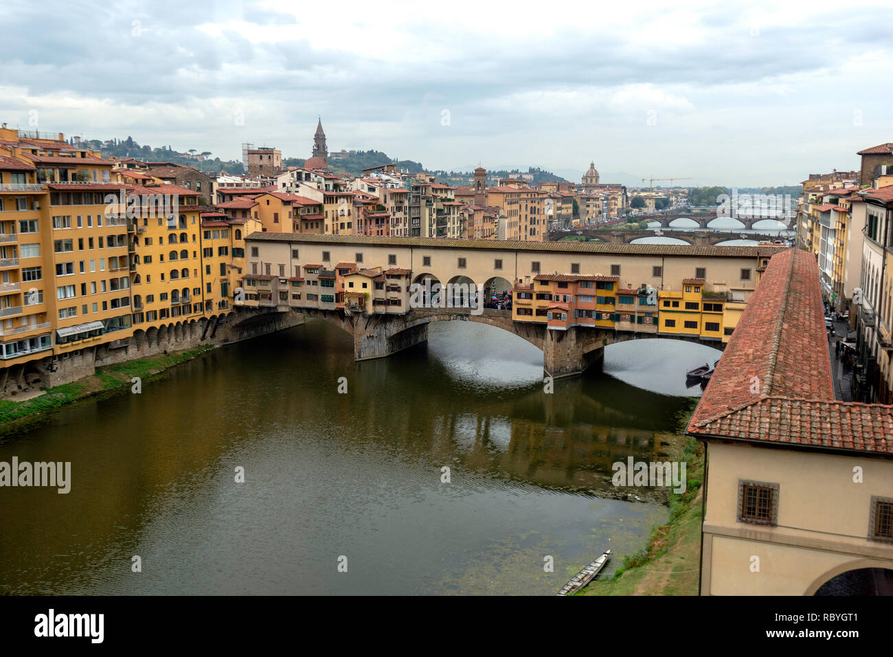 Vue sur le Ponte Vecchio, de la Galerie des Offices, Florence, Italie Banque D'Images