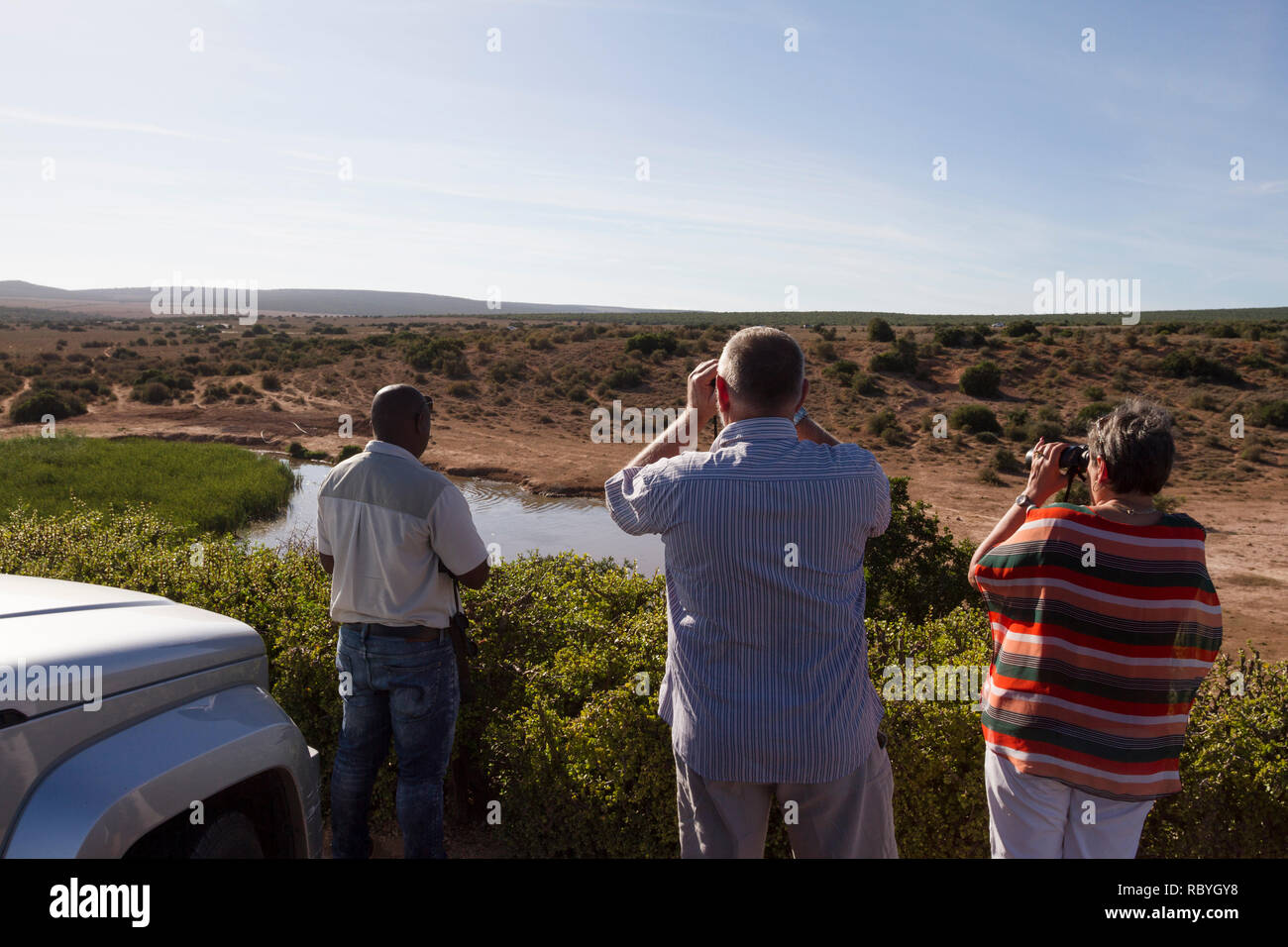 Les touristes à Domkrag Dam lookout point, Addo Elephant National Park, Afrique du Sud Banque D'Images