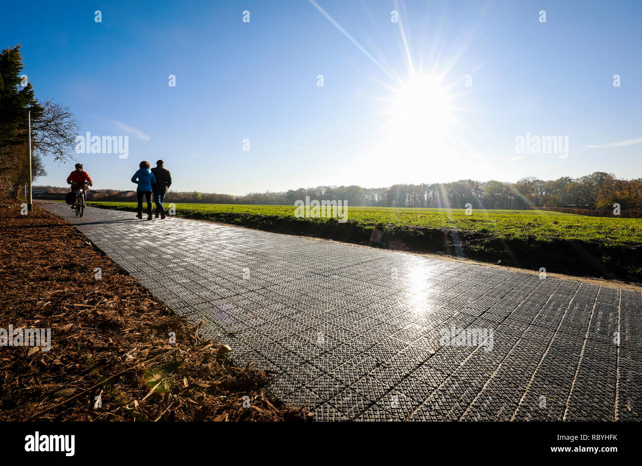 La première piste cyclable de l'énergie solaire, les 90 mètres de long de la piste d'essai de démarrage Solmove devrait livrer environ 16 000 kilowattheures d'ele Banque D'Images