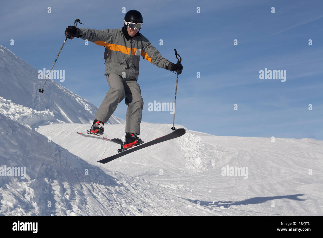 petite amateur Homme Amateur portrait du côté de la petite pente de ski française Photo  Stock - Alamy