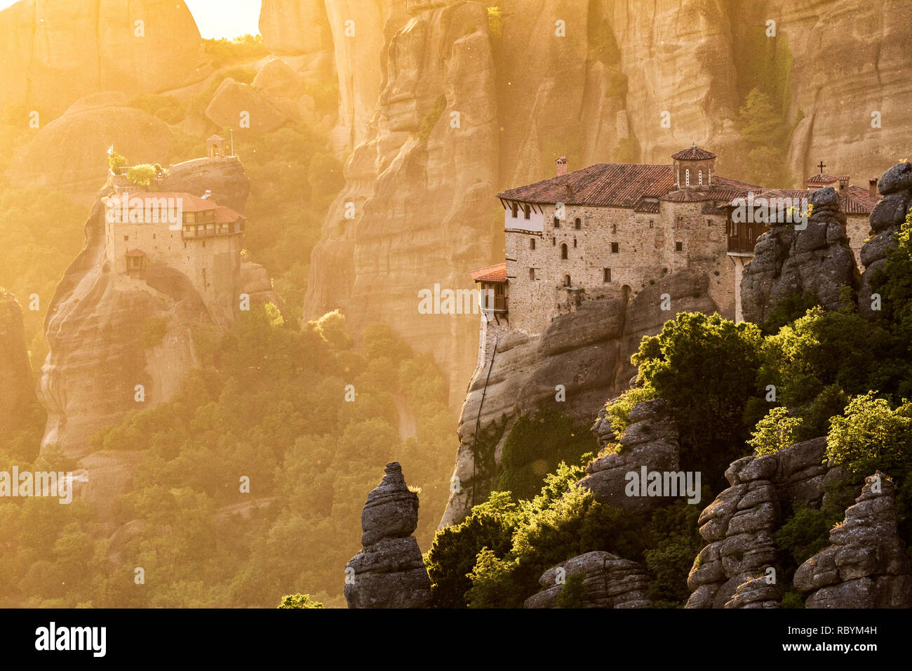 Vue paysage de les météores rock mountain formations dans le montagnes Pindos, Grèce, au coucher du soleil. Banque D'Images