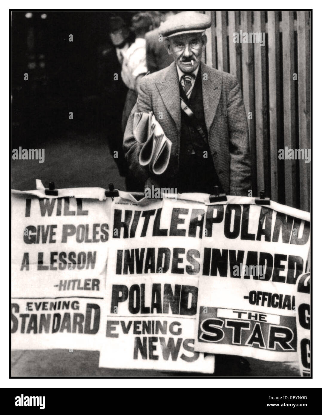 HITLER POLOGNE INVASION VENDEUR DE JOURNAUX VINTAGE SEPTEMBRE 1939 JOURNAUX britanniques HITLER ENVAHIT LA POLOGNE vendeur de journaux britanniques et des affiches avec des titres de nouvelles que les nazis ont envahi et occupé la Pologne qui a commencé la guerre mondiale II lieu : Londres, Royaume-Uni date : septembre 1, 1939 Banque D'Images