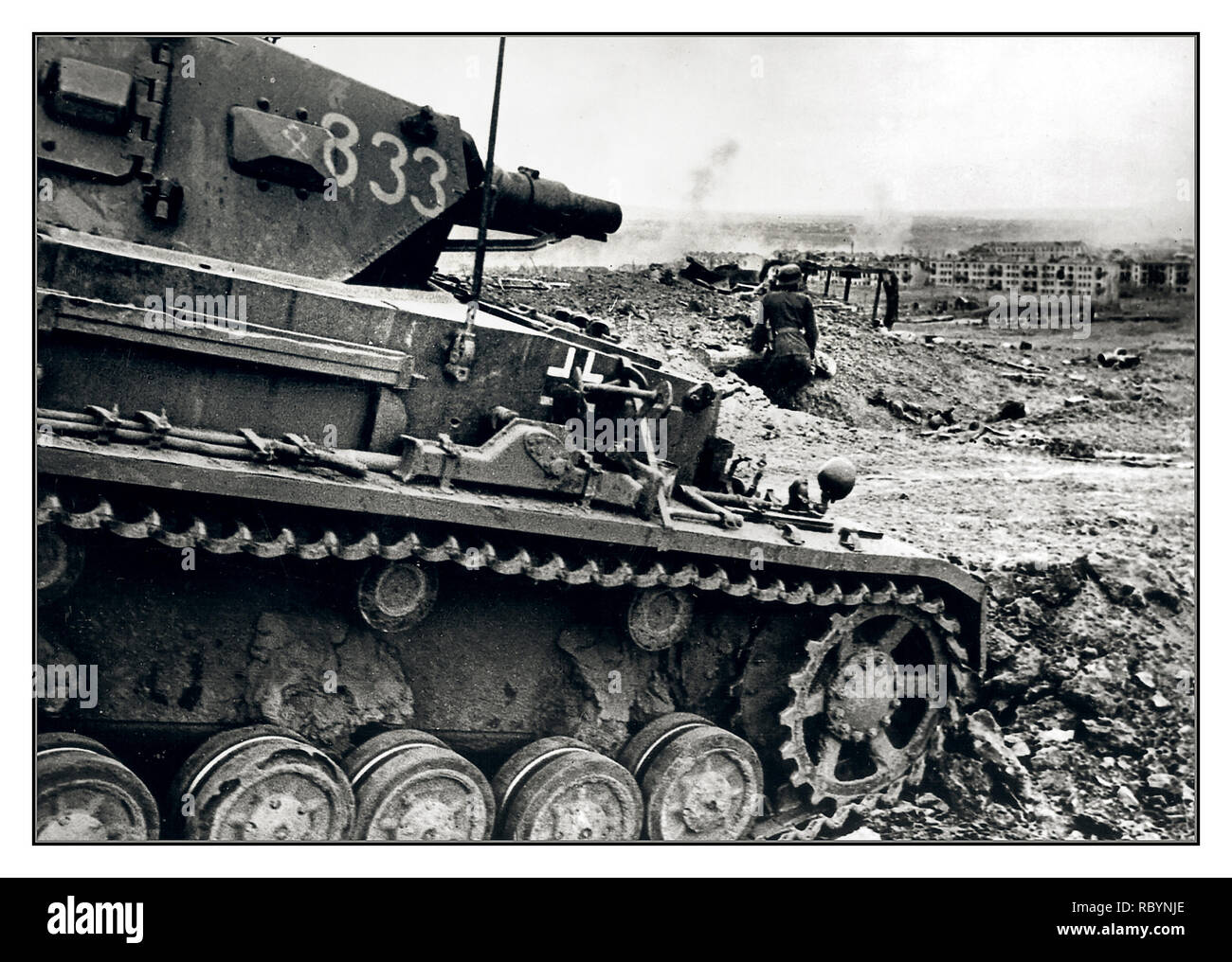 Bataille de Stalingrad char moyen allemand Panzer Pz.Kpfw. IV avec le numéro "833" de la 14e Panzer Division de la Wehrmacht sur les positions allemandes à la bataille de Stalingrad. Stalingrad, URSS Octobre 1942 Banque D'Images
