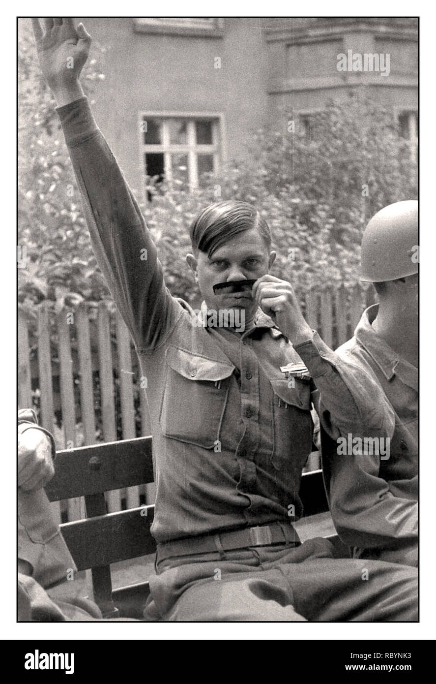 WW2 moment d'humour avec un soldat américain qui pose pour une photographie le mimicing Reichsfuhrer nazie du Troisième Reich d'Adolf Hitler. 1945. Banque D'Images