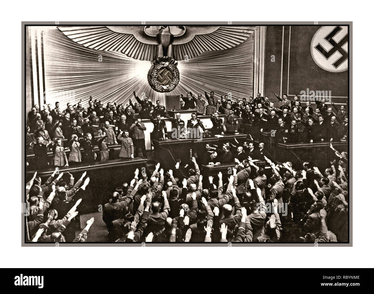 1938 Adolf Hitler recevant une tempête d'applaudissements et Heil Hitler salue de la députés du Reichstag après l'annonce de la "pacifique" de l'occupation/ Anschluss de l'Autriche. Lieu : Berlin, Allemagne Date : mars 1938 Banque D'Images