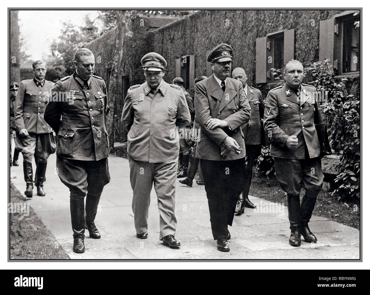 ADOLF HITLER ATTENTAT À LA BOMBE TENTATIVE D'ASSASSINAT RASTENBURG JUILLET 20th 1944 Vintage WW2 image du groupe comprenant le chef d'état-major du Haut commandement suprême des forces armées allemandes, le maréchal Wilhelm Keitel, Reich Ministre du Ministère impérial de l'aviation Hermann Goering, Adolf Hitler et Chef du Parti Chancellerie Parti nazi, le plus proche associé d’Hitler est Martin Bormann. La photo a été prise environ une heure après que le bravest ait échoué à tenter de faire la vie d'Adolf Hitler – il frotte le bras endommagé par l'explosion. 'Wolfs Lair' quartier général de Ratenburg est de la Prusse Allemagne 20 juillet 1944 Banque D'Images