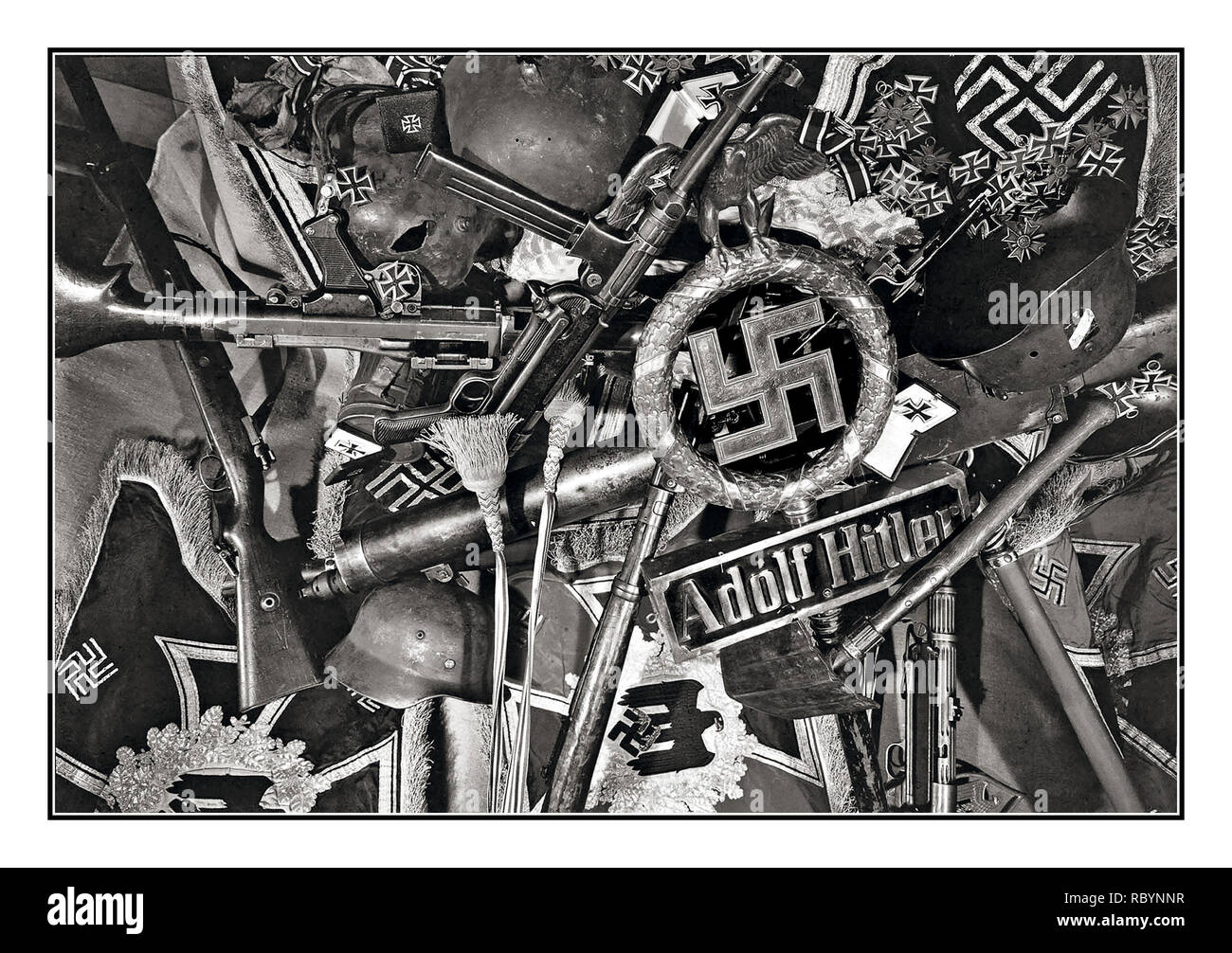 1945 AUTOMNE Troisième Reich de Hitler à l'encontre du parti nazi WW2 butin de guerre soviétique avec collection d'insignes militaires nazis à partir de la chute de Berlin 1945 WW2 reddition allemande Berlin Allemagne. Trophées soviétique - un symbole de la défaite de l'Allemagne hitlérienne. Fusils, mitraillettes MP.40, MG 08/15 machine gun, des récompenses et des bannières. Dans le centre - le niveau de la division SS "Leibstandarte SS Adolf Hitler". Banque D'Images