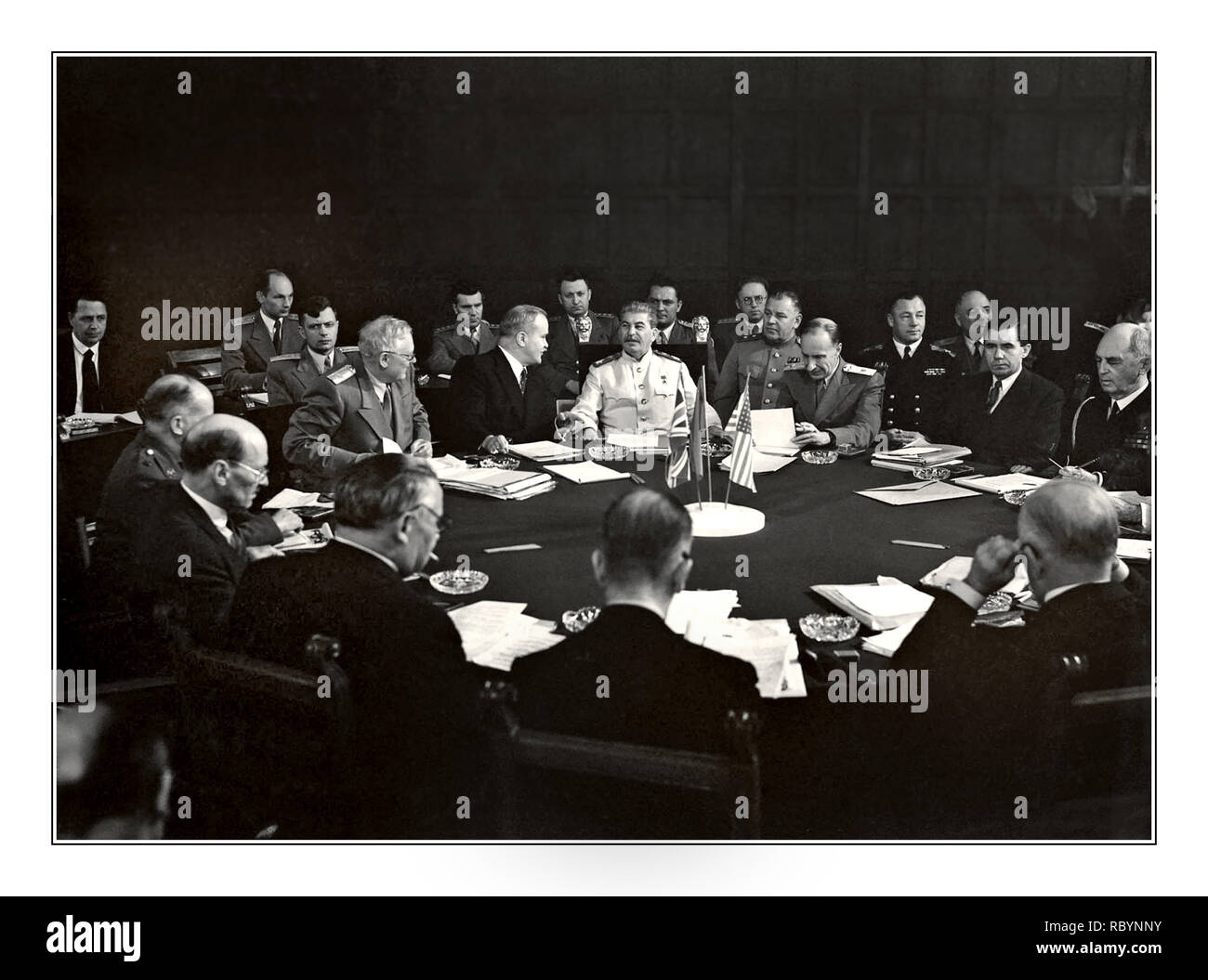 Post WW2 Archive Conférence de Potsdam. La délégation soviétique, dirigée par le président de la Commission de défense de l'URSS, Joseph Staline. Aussi à la table de Clement Attlee, qui a remplacé Churchill comme premier ministre. La conférence de Potsdam a eu lieu à Potsdam du 17 juillet au 2 août 1945 avec la participation des trois plus grandes puissances de la coalition contre Hitler dans la deuxième guerre mondiale, afin de déterminer les arrangements d'après-guerre de l'Europe. Potsdam, Allemagne Le 26 juillet 1945 une session de la conférence y compris Clement Attlee, Ernest Bevin, Viatcheslav Molotov, Joseph Staline et Harry S Truman. Banque D'Images